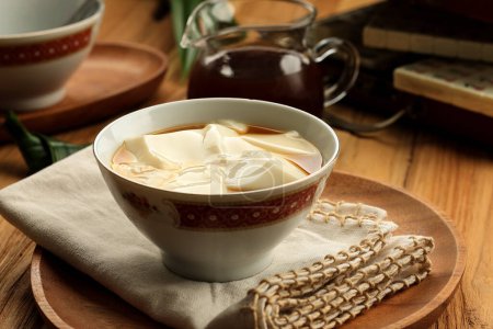 Téléchargez les photos : Tau Huay ou Douhua. Pudding chinois au soja tendre avec de l'eau sucrée. Pudding de soja singapourien - en image libre de droit