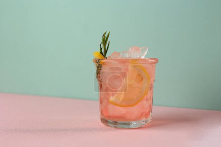Téléchargez les photos : Cocktail Paloma à la limonade rose au romarin frais, Espace de copie pour texte - en image libre de droit