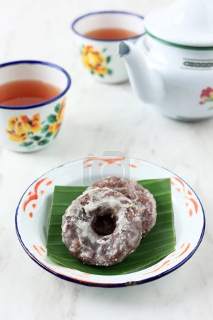Téléchargez les photos : Jalabria ou Jalabiya, Donut Ring Shape Snack à base de farine de riz collante enduite de poudre de sucre. Snack indonésien traditionnel, similaire à Kue Gemblong - en image libre de droit