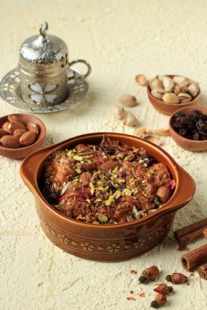 Téléchargez les photos : Umm Ali ou Om Ali, Dessert traditionnel arabe ramazan à base de pâtisserie à la crème au lait et garniture à la pistache - en image libre de droit