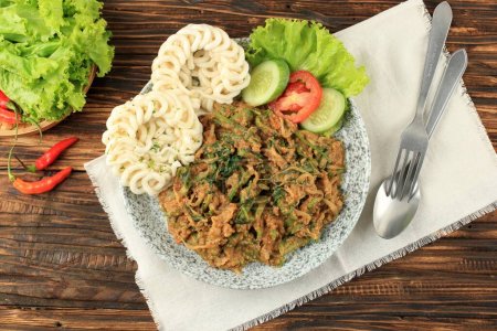 Téléchargez les photos : Lotek Karedok, plat signature Sundanese, légumes cuits à la vapeur ou crus avec sauce épicée aux arachides. Vue du dessus - en image libre de droit
