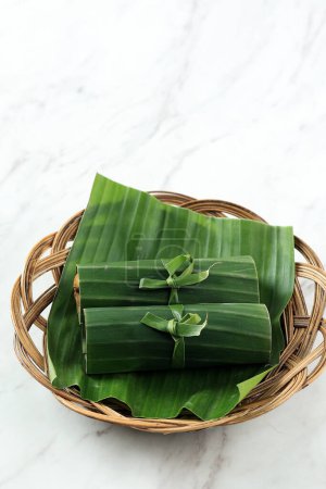 Foto de Serabi Solo Notosuman, Java Central Indonesia Panqueque tradicional hecho de harina de arroz fresco, azúcar y leche de coco. Envuelto con hoja de plátano - Imagen libre de derechos