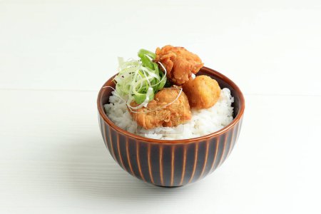 Foto de Cuenco de arroz con Tori Karage y cebolla verde en rodajas, Comida japonesa. - Imagen libre de derechos