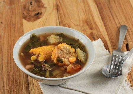 Téléchargez les photos : Sayur Asem. Plats traditionnels de soupe sundanese et bétawi à base de divers légumes avec de la soupe tamarin. Habituellement servi avec Nasi et Sambal - en image libre de droit