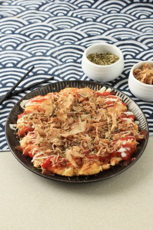Téléchargez les photos : Pizza traditionnelle japonaise Okonomiyaki avec Katsuobushi Topping - en image libre de droit
