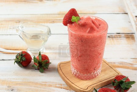 Téléchargez les photos : Jus de fraise frais, concept été boisson saine neige fondue - en image libre de droit
