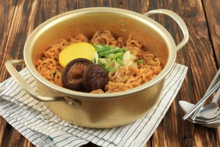 Super Spicy Korean Noodles, Ramyun oder Hot Ramen Korean Dry Noodles Food, Korean Style Instant Ramen Spicy
