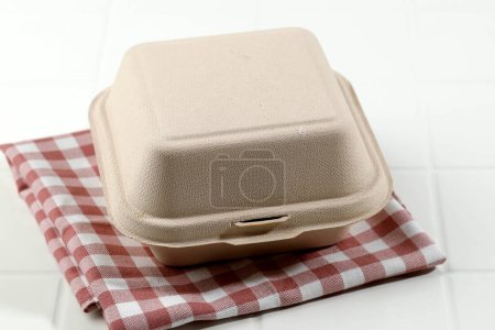 Foto de Embalaje para llevar de alimentos hecho de pasta de papel Bagasse, reducir el calentamiento global. Ir concepto verde - Imagen libre de derechos