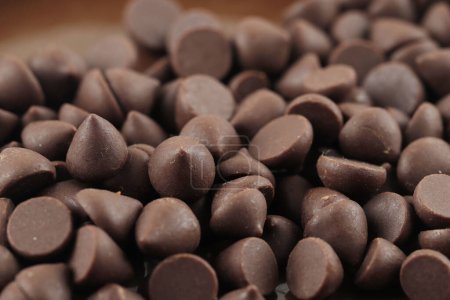 Chocolate Morsels Brotaufstrich für Lebensmittel Hintergrund. Vollständiger Rahmen aus Schokoladenchips 