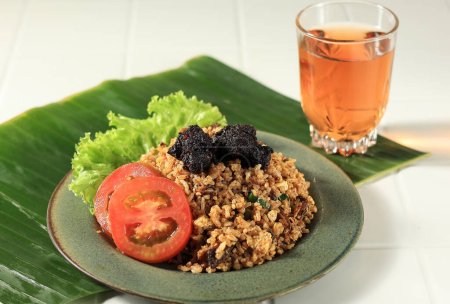 Foto de Nasi Goreng Rendang con té caliente, Rendang es el guiso tradicional de carne de res Melayu Minang - Imagen libre de derechos