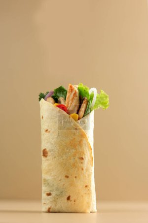 Téléchargez les photos : Kebab, Pita, Gyros, Shaurma. Envelopper Sandwich farci avec poulet grillé, tomate, oignon, maïs et légumes frais, Street Food. À emporter - en image libre de droit