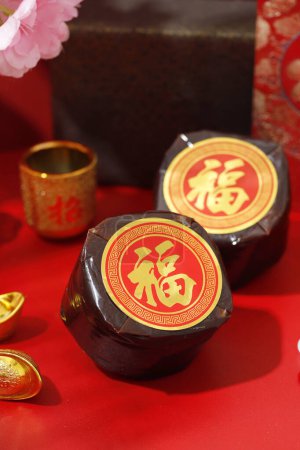 Téléchargez les photos : Gâteau du Nouvel An chinois avec le caractère chinois "Fu" signifie Fortune. Populaire comme Kue Keranjang ou Dodol Chine en Indonésie. Imlek Décoration Concept Rouge - en image libre de droit