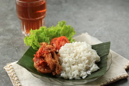 Foto de Nasi Ayam Penyet, pollo picante indonesio con varias verduras frescas y arroz al vapor - Imagen libre de derechos