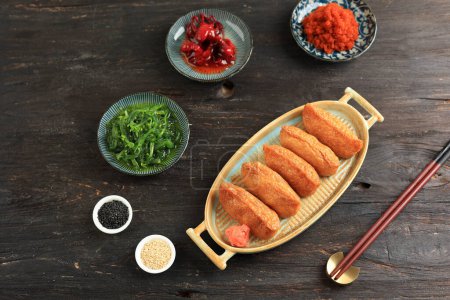 Draufsicht Inari Pocket Tofu Sushi auf schwarzem Tisch, japanisches Sushi 