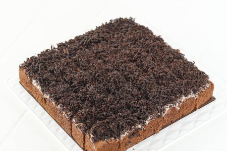 Foto de Pastel de esponja de chocolate en rodajas con cubierta de chocolate rallado, pastel Potong Cokelat - Imagen libre de derechos