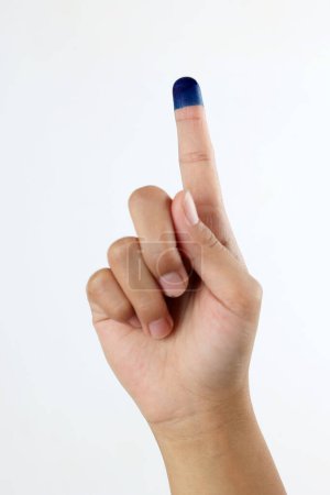 Téléchargez les photos : Main FInger femelle avec encre bleue sur fond blanc. L'encre bleue des doigts de l'élection présidentielle indonésienne - en image libre de droit