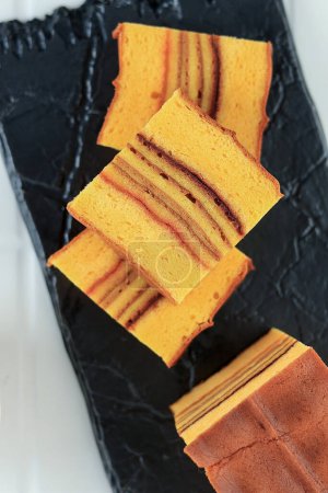 Foto de Slice Philipines Layer Cake o Lapis Filipina, Vista superior de las placas de piedra para Imlek Año Nuevo Chino - Imagen libre de derechos
