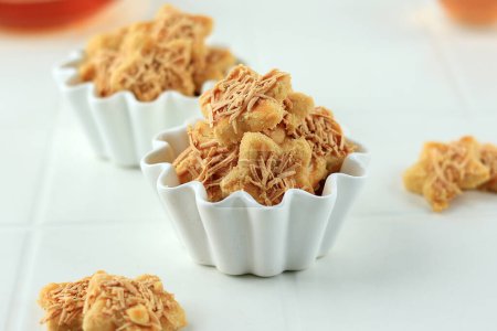 Téléchargez les photos : Crunchy Cheese Kaastengels Cookies. Néerlandais influencé indonésien Kue Kering pour Hari Raya - en image libre de droit