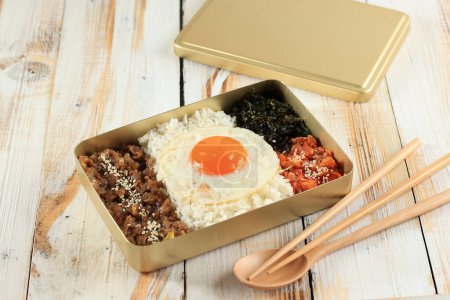 Téléchargez les photos : Dosirak, Korean Style Packed Meal or Korean Lunchbox. Usually Use Gold Metal Box, Easy to Heat Up. Rice with Bulgogi, Kimchi, Sunny Side Egg, and Roasted Laver - en image libre de droit