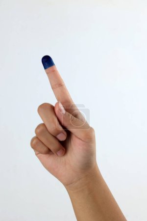 Téléchargez les photos : Femme a montré la main avec de l'encre pour le jour des élections indonésiennes ou Pemilu, Jari Tinta isolé sur blanc - en image libre de droit