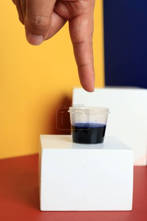 Celup Tinta Pemilu, Konzept Indonesien Wahltag. Mit gefärbtem Finger zur Wahl 
