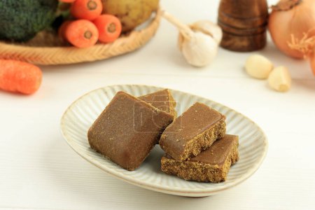 Japanische Curry-Block-Paste auf Keramikteller 