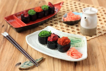 Zestaw różnych polewa Gunkan Maki Sushi japońskie jedzenie 