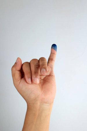 Foto de Primer plano del gesto de mano Dedo pequeño después de votar. Elecciones Generales o Pemilu por el Presidente Indonesia. - Imagen libre de derechos