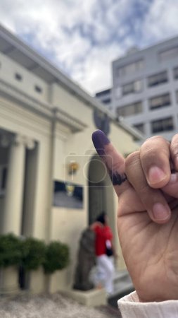 Téléchargez les photos : Concentration sélective Petite doigt femelle marqué à l'encre électorale. Pemilu Indonésie - en image libre de droit