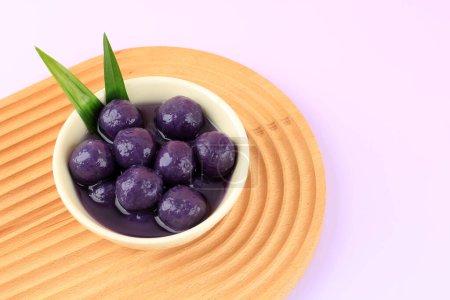 Téléchargez les photos : Biji Salak Kolak Candil Ubi Ungu, Boule de patate douce violette avec sauce au lait de coco pour le dessert Ramadan - en image libre de droit