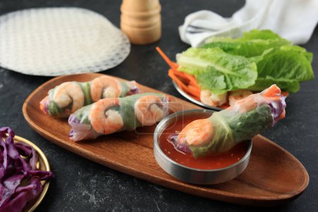 Ensalada de primavera fresca de Vietnam con camarones y varias verduras. Servir con salsa roja picante agridulce 