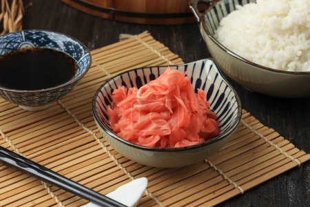 Sushi Gari au gingembre avec sauce soja et riz japonais sur table en bois