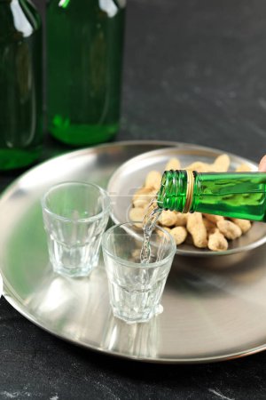 Einschenken von Soju, traditionellem koreanischen Alkohol