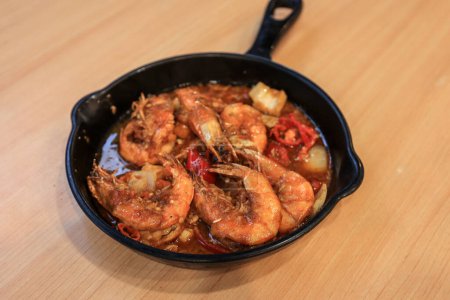 Téléchargez les photos : Udang Saus Padang, Crevettes en sauce épicée rouge - en image libre de droit