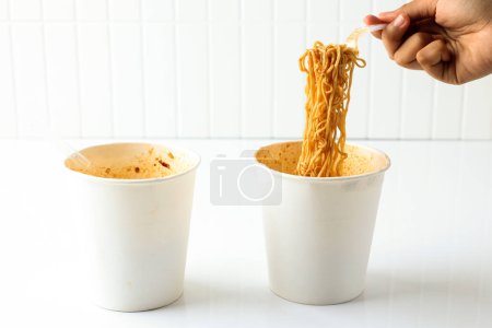 Eat Instant Noodle Cup with Soy and Spicy Sauce, Female Gand Lifting Noodles with Plastic Fork 