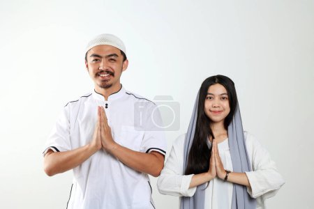 Couple musulman Faire geste de salutation musulman pour l'Aïd Al Fitr Concept. Isolé sur blanc avec espace de copie pour le texte 