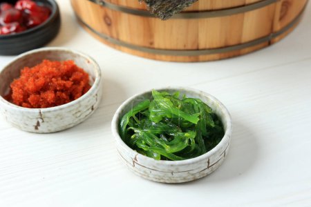 Téléchargez les photos : Salade Hiyashi Chukka Wakame fraîche délicieuse - en image libre de droit
