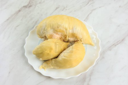 Durian maduro pelado en la placa blanca 
