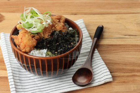 Japanische Reisschale mit Karaage-Belag und Nori-Flocken