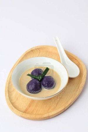 Bolas de postre de patata dulce púrpura o Kolak Candil Ubi Ungu, sobre mesa blanca 