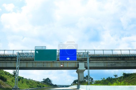 Señal de autopista de peaje en Jalan Tol Cisumdawu con paisajes del cielo 