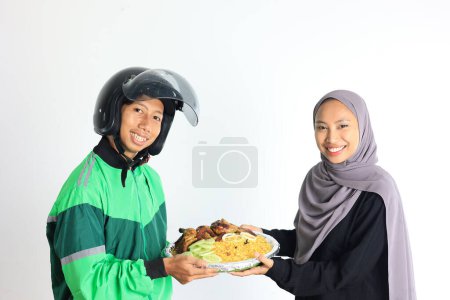 Muslim Woman Ordering Nasi Kebuli using Online Apps Delivery. Concepto para Paquete o Cestas Lebaran Go Food
