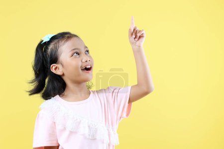 Asiatische Mädchen AHA große Idee Konzept auf gelbem Hintergrund, Kopierraum für Text