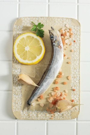Téléchargez les photos : Capelan congelé Shisamo poisson sur plaque en céramique, vue du dessus. Ikan Cipung - en image libre de droit