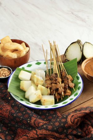 Sate Padang, Beef Satay aus Padang, Westsumera Indonesien. Normalerweise mit scharfer Curry-Sauce und Ketupat serviert