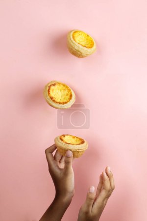 Pastel tradicional de crema portuguesa. Pastelería de tarta de crema de huevo sobre fondo rosa 