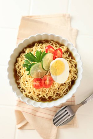 Téléchargez les photos : Indomie Rebus ou nouille bouillie instantanée sur bol en céramique - en image libre de droit