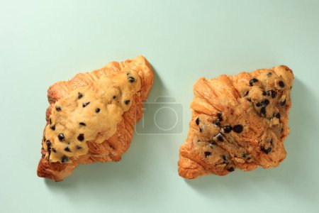 Zwei Croissant-Cookies oder Crookie, trendiges französisches Gebäck, Hybrid aus Croissant mit süßen Butterplätzchen mit Schokoladentropfen Chip Teig
