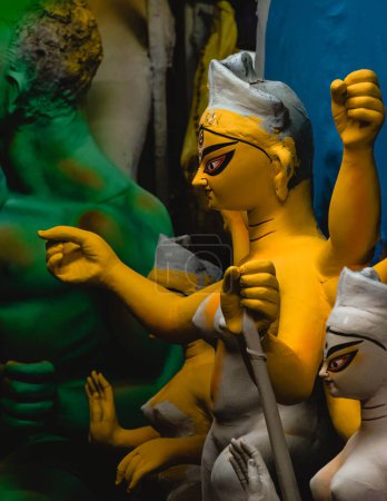 Foto de Ídolo de arcilla coloreada de la diosa Durga en preparación para el festival Durga Puja en Kumartuli, Calcuta. Enfoque selectivo. - Imagen libre de derechos