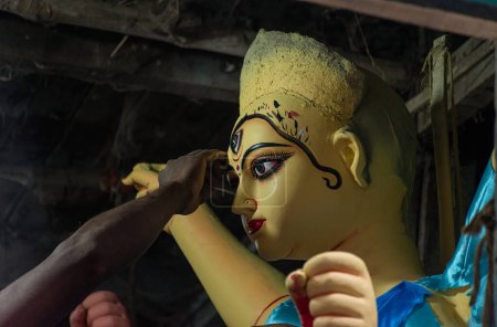 Foto de Un artesano dibujando ojos de ídolo de la diosa Durga en Kumartuli, Calcuta. Enfoque selectivo - Imagen libre de derechos
